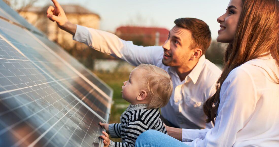 Famille qui regarde les panneaux solaires