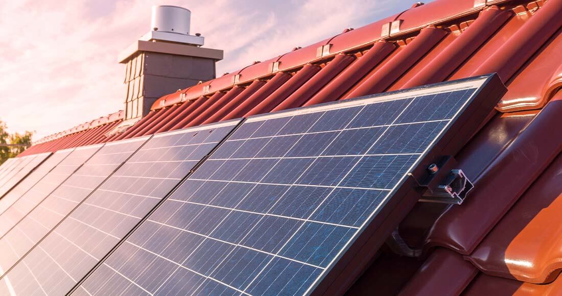 Panneaux solaires photovoltaïques sur un toit