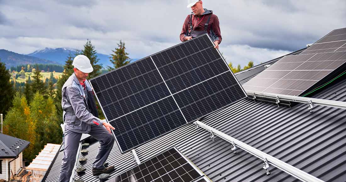 Installation de panneau solaire par deux personnes