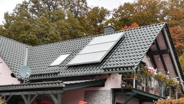 Panneaux solaires thermiques sur un toit